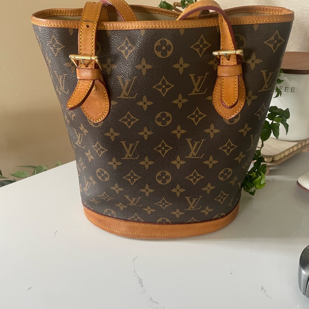Louis Vuitton Cream and Tan Leather Detail